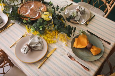 Güzel dekorlu ve çiçekli yemek masası.