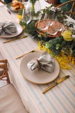 Güzel dekorlu ve çiçekli yemek masası.