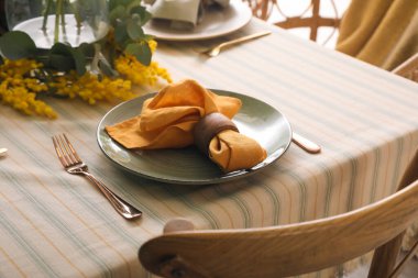 Güzel dekorlu ve çiçekli yemek masası.