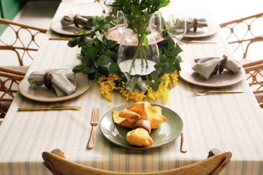 Güzel dekorlu ve çiçekli yemek masası.