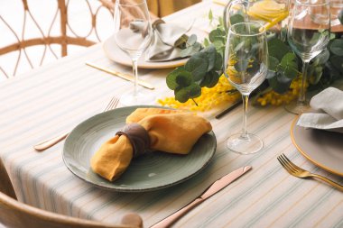 Güzel dekorlu ve çiçekli yemek masası.