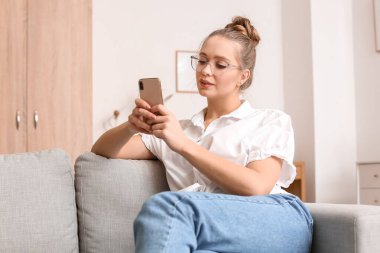 genç ve güzel kadın evde cep telefonunuzun