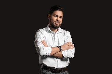 Siyah arka planda şık sakallı adam.