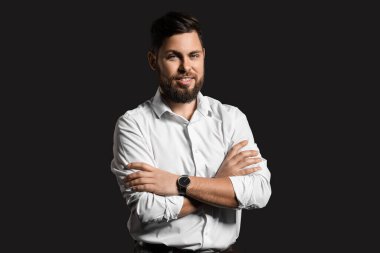 Siyah arka planda şık sakallı adam.