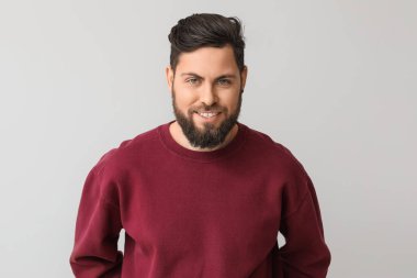 Hafif arka planda şık sakallı adam.