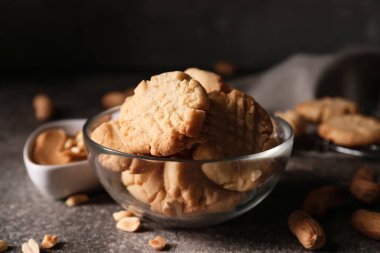 Gri arka planda lezzetli fıstıklı kurabiyeler.