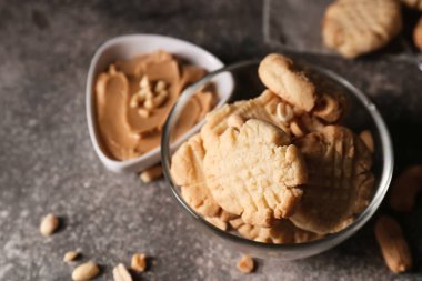 Gri arka planda lezzetli fıstıklı kurabiyeler.