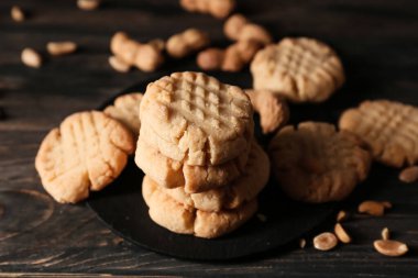 Siyah ahşap arka planda lezzetli fıstıklı kurabiyeler.