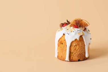 Bej arka planda lezzetli Paskalya pastası