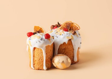 Lezzetli paskalya pastaları ve bej arka planda yumurta.