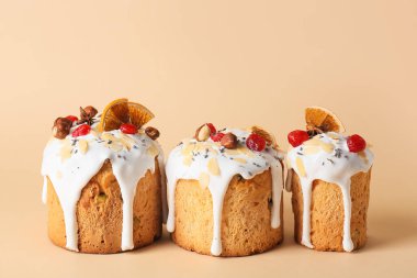 Bej arka planda lezzetli Paskalya pastaları