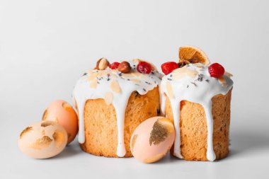 Enfes Paskalya kekleri ve hafif arka planda yumurtalar