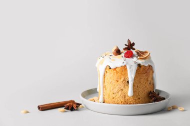 Açık arkaplanda Paskalya pastası olan bir tabak.