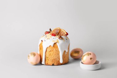 Enfes Paskalya pastası ve hafif arka planda yumurtalar