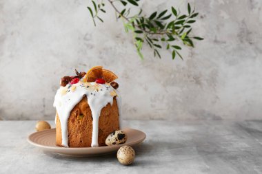 Tabakta lezzetli Paskalya pastası ve yumurta var.