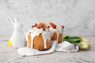 Hafif arka planda lezzetli Paskalya pastaları