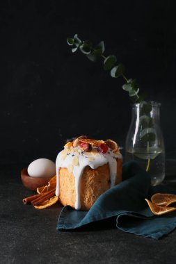 Siyah arka planda lezzetli Paskalya pastası