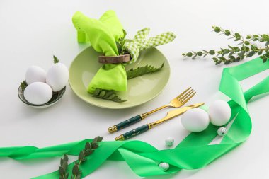 Beyaz arkaplanda Paskalya tablosu ayarları