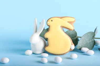 Lezzetli Paskalya kurabiyeleri tavşanda ve şekerler mavi arka planda