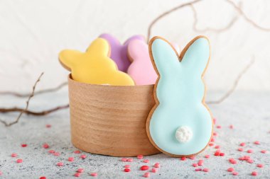 Lezzetli Paskalya kurabiyeleriyle dolu bir kase hafif arka planda tavşan şeklinde.