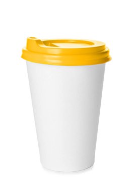 Beyaz arka planda izole edilmiş bir içecek bardağı.