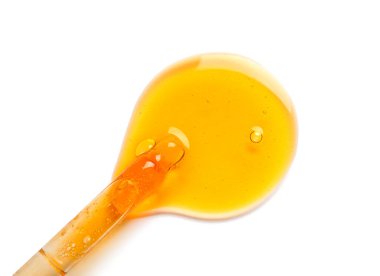 Beyaz arkaplanda cam düşürücü ve kozmetik serumu örneği