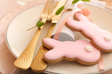 Tavşan şeklinde kurabiyelerle Paskalya sofrası, yakın plan.