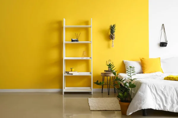Interior Dormitorio Blanco Color Con Estantería —  Fotos de Stock