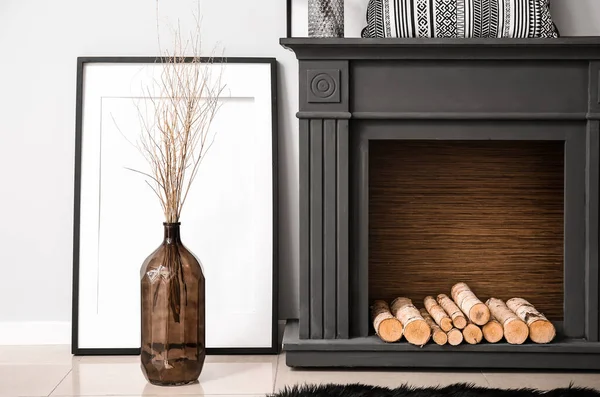 Stilvoller Kamin Mit Holz Trockenen Zweigen Vase Und Leerem Bilderrahmen — Stockfoto