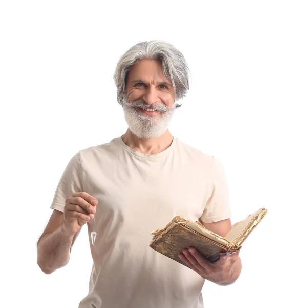 Uomo Maturo Con Vecchio Libro Pendolo Sfondo Bianco — Foto Stock