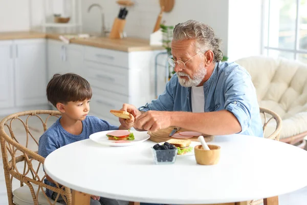 Liten Pojke Med Sin Farfar Gör Smörgås Vid Bordet Köket — Stockfoto