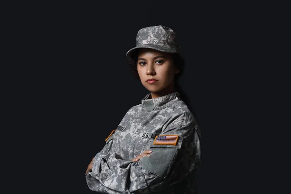 Afroamerikansk Kvinnlig Soldat Mörk Bakgrund — Stockfoto