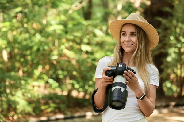 Kvinnlig Turist Med Modern Kamera Parken — Stockfoto