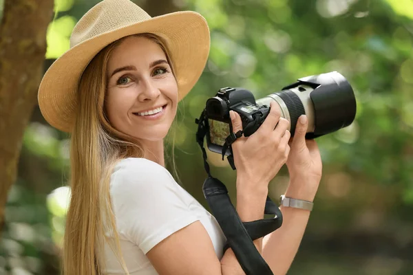 Female Tourist Taking Photo Park — Stock Photo, Image