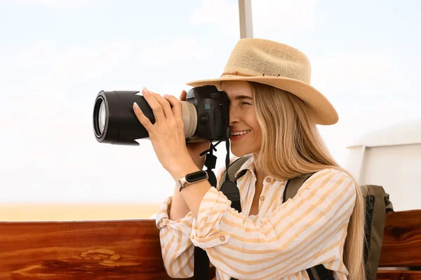 Beautiful Female Tourist Photo Camera Safari — Stock Photo, Image