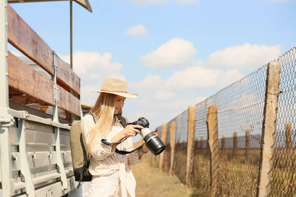 Vacker Kvinnlig Turist Med Foto Kamera Safari — Stockfoto