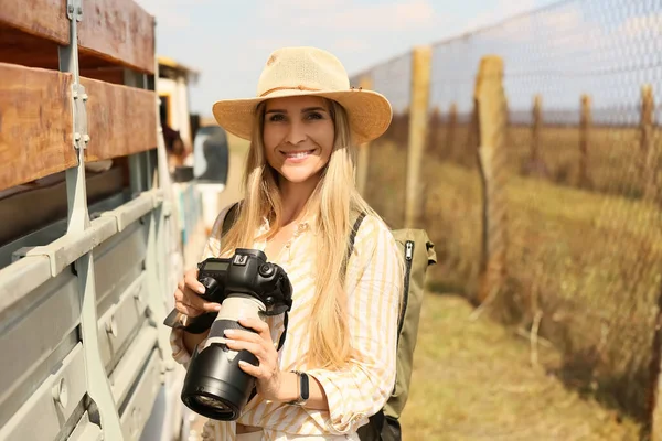 Beautiful Female Tourist Photo Camera Safari — Stock Photo, Image