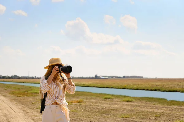 Beautiful Female Tourist Photo Camera Field — Stock Photo, Image