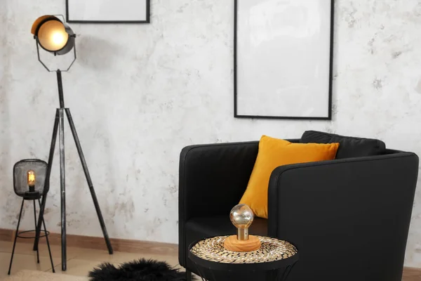 Couchtisch Mit Lampen Und Schwarzem Sessel Stilvollen Wohnzimmer — Stockfoto