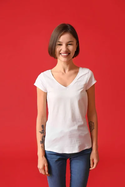 Όμορφη Νεαρή Γυναίκα Κομψό Shirt Φόντο Χρώμα — Φωτογραφία Αρχείου