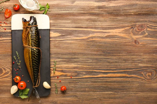 Plateau Avec Savoureux Poisson Maquereau Fumé Sur Fond Bois — Photo