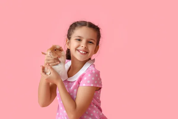 Kleines Mädchen Mit Niedlichem Meerschweinchen Auf Rosa Hintergrund — Stockfoto