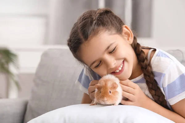 Little Girl Cute Guinea Pig Home — Stock Photo, Image
