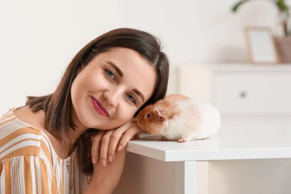 Vacker Ung Kvinna Med Söt Marsvin Hemma — Stockfoto