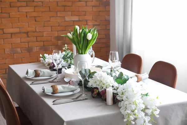 Beautiful Table Setting Tulip Flowers Brick Wall — Stock Photo, Image