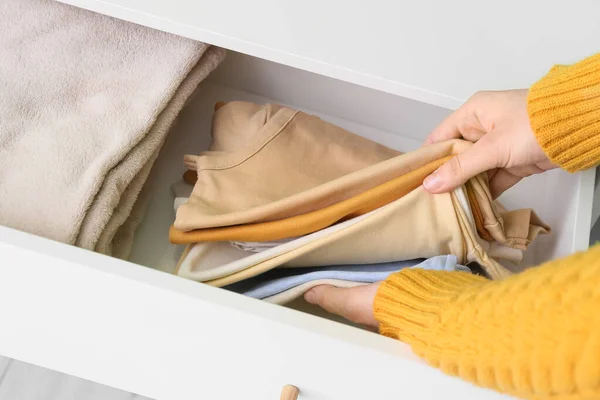 Mujer Tomando Ropa Bebé Del Cajón Primer Plano — Foto de Stock