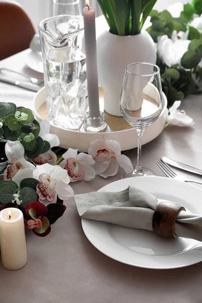 Schöne Tischdekoration Mit Frühlingsblumen — Stockfoto
