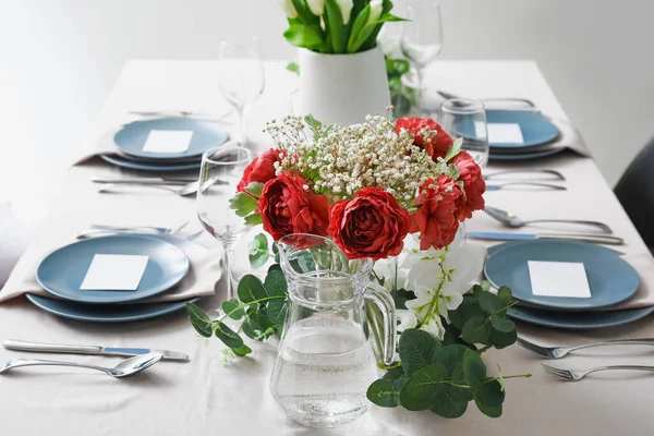 Stijlvolle Tafelopstelling Met Mooie Bloemen Blanco Kaarten — Stockfoto