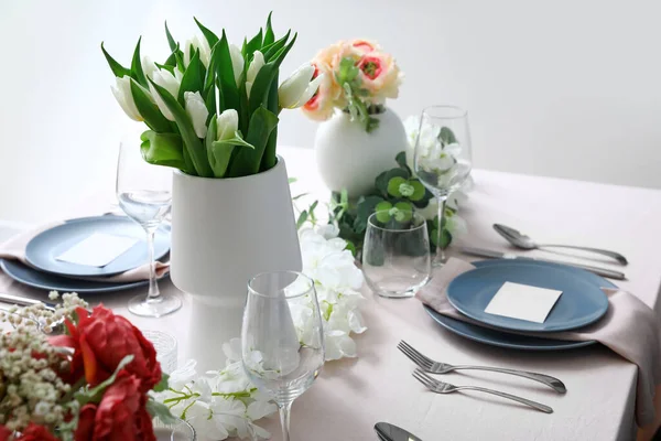 Stylish Table Setting Beautiful Tulip Flowers — Stock Photo, Image