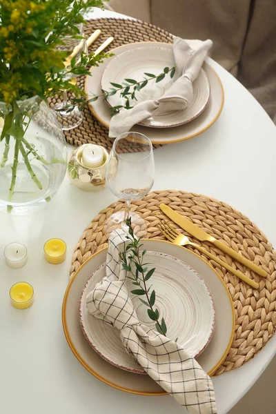 Eettafel Met Prachtige Setting Bloemdecoratie — Stockfoto